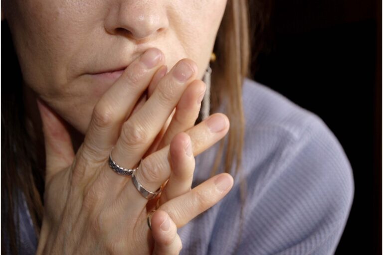 Splecione dłonie zmartwionej kobiety. Lęk przed przyszłością — jak możesz go zmniejszyć