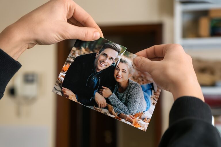 Kobieta rozrywa wspólne zdjęcie - Jak przygotować się do zerwania w związku