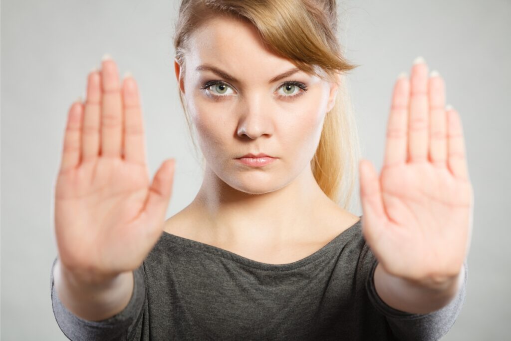 Kobieta z wysuniętymi przed siebie dłońmi