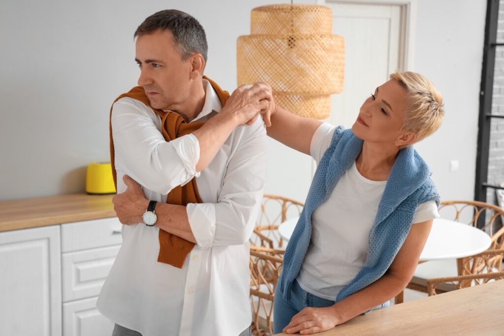 Kobieta próbuje pogodzić się po kłótni - urażona duma - ciche dni w związku