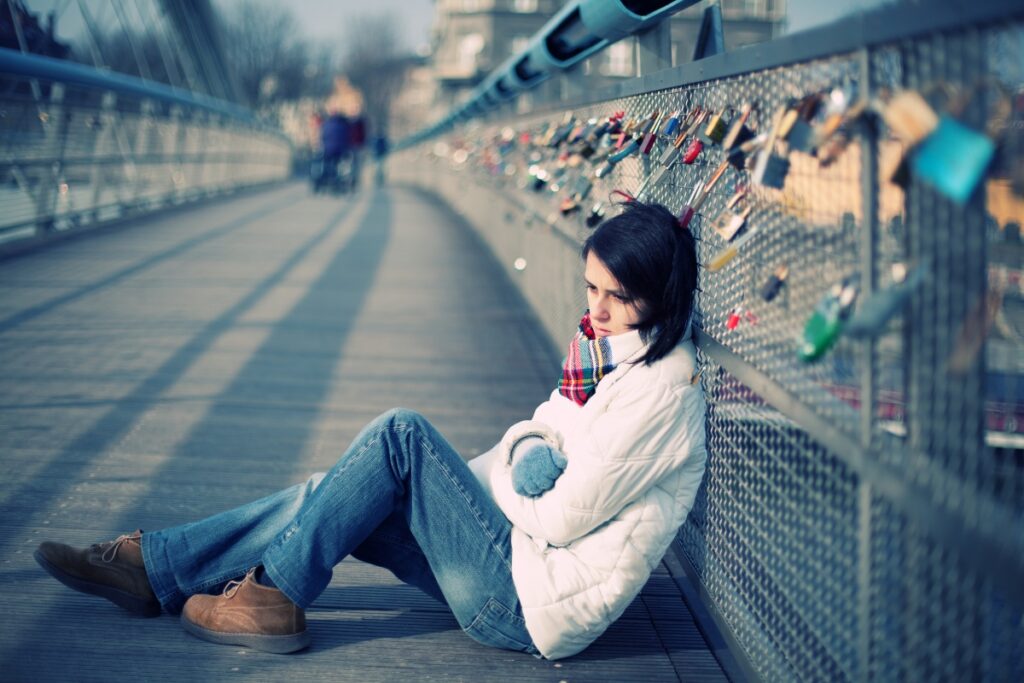 Smutna dziewczyna na moście zakochanych