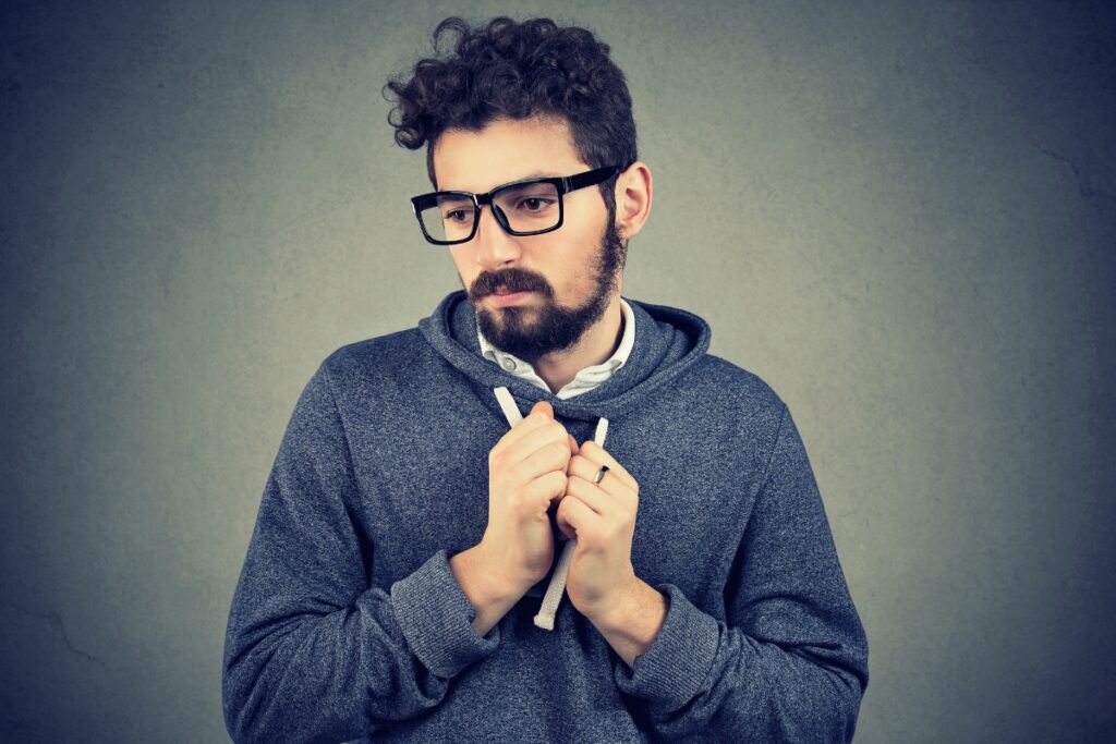 Smutny, zamyślony mężczyzna - chore poczucie winy - objawy