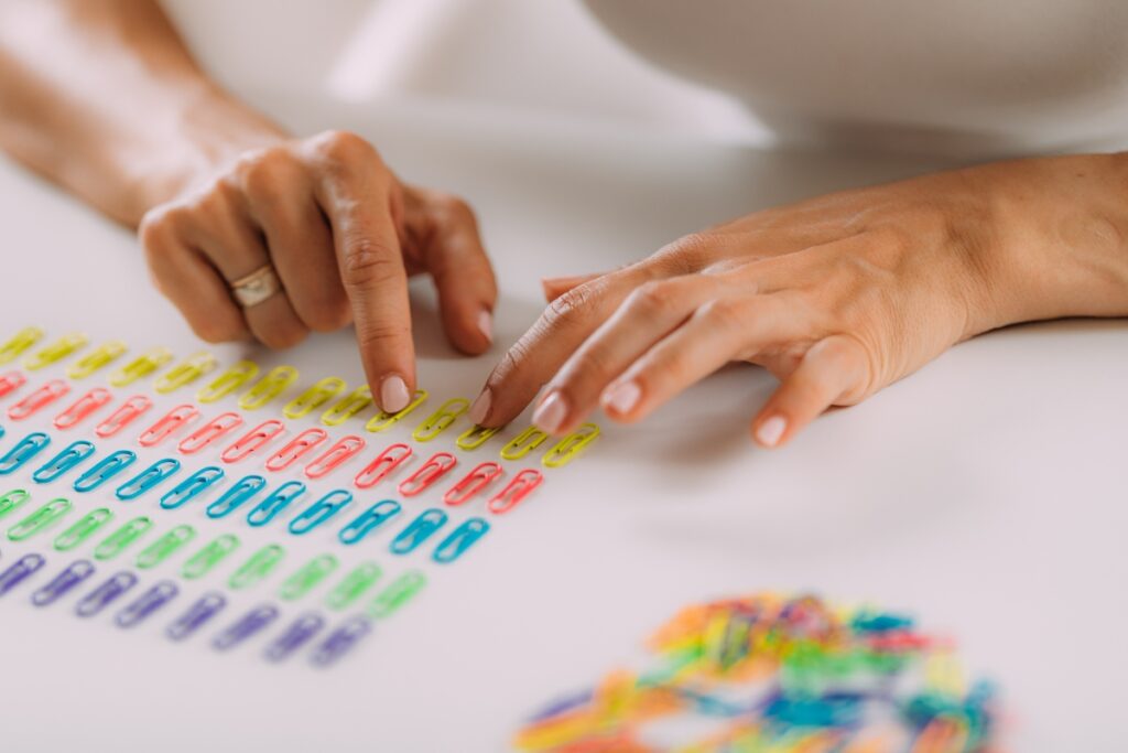 Symetryczne układanie przyborów biurowych - zaburzenia obsesyjno-kompulsywne