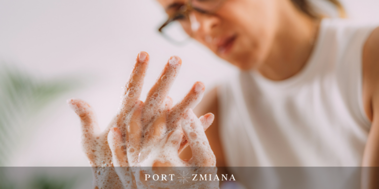 Kobieta obsesyjnie myje ręce. Zaburzenia obsesyjno-kompulsyjne - jak je rozpoznać FB